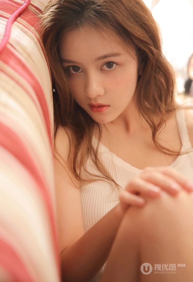 沙发上的温柔妹子，可爱漂亮女生小姐姐肩带衣热裤沙发写真图片