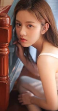 沙发上的温柔妹子，可爱漂亮女生小姐姐肩带衣热裤沙发写真图片