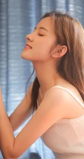 沙发上的温柔妹子，可爱漂亮女生小姐姐肩带衣热裤沙发写真图片