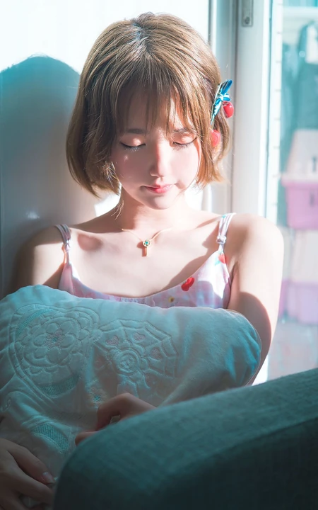 窗户前，阳光中，抱着枕头的短发漂亮美少女高清2K手机壁纸图片
