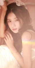 脸上画着彩妆的漂亮女生优优轻纱白裙优美摄影艺术写真图片