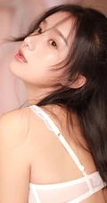 脸上画着彩妆的漂亮女生优优轻纱白裙优美摄影艺术写真图片