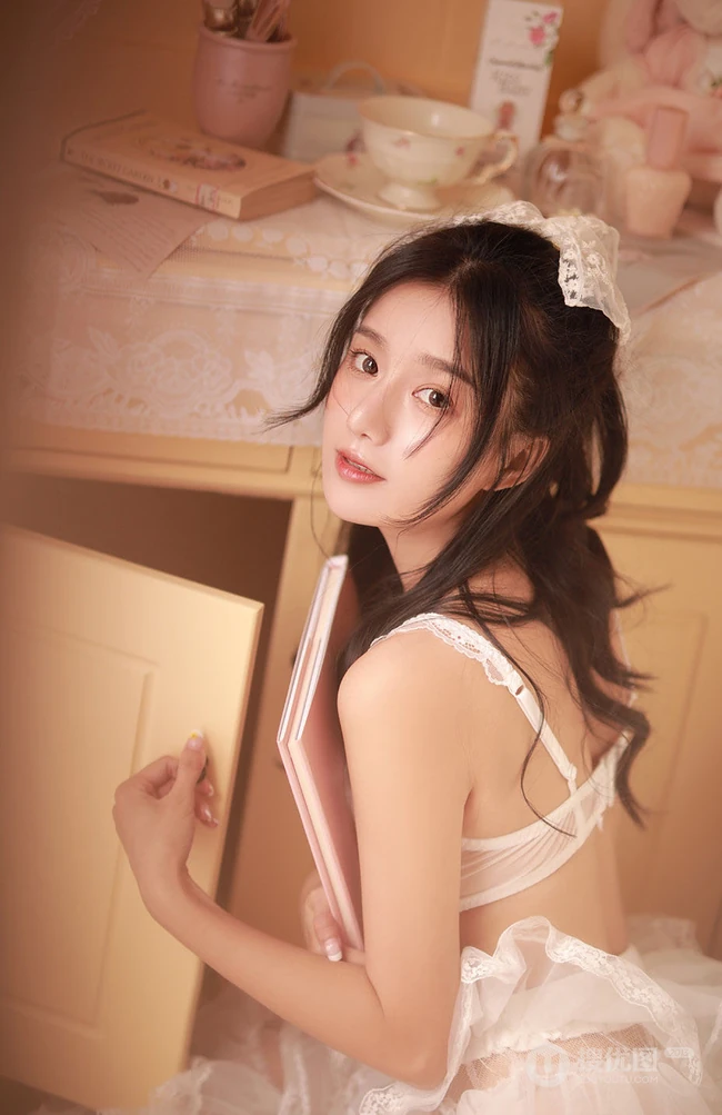 脸上画着彩妆的漂亮女生优优轻纱白裙优美摄影艺术写真图片