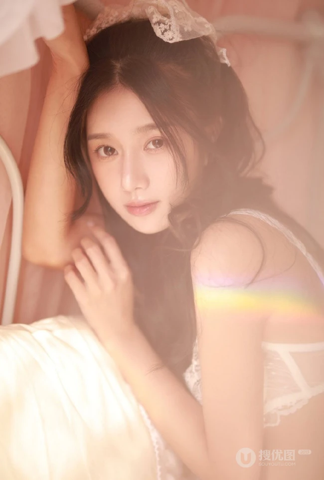 脸上画着彩妆的漂亮女生优优轻纱白裙优美摄影艺术写真图片