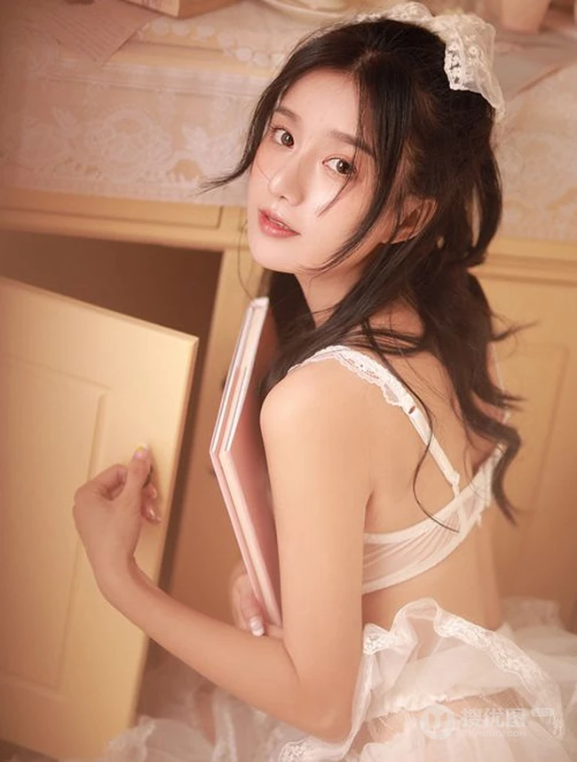 脸上画着彩妆的漂亮女生优优轻纱白裙优美摄影艺术写真图片