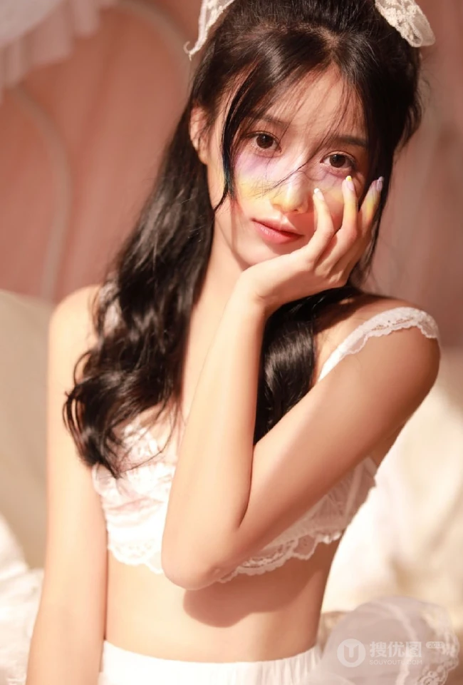 脸上画着彩妆的漂亮女生优优轻纱白裙优美摄影艺术写真图片