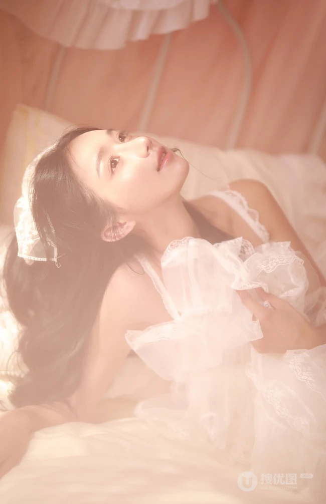 脸上画着彩妆的漂亮女生优优轻纱白裙优美摄影艺术写真图片