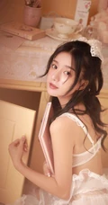 脸上画着彩妆的漂亮女生优优轻纱白裙优美摄影艺术写真图片
