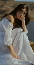 微风拂面的湖边山石地，穿着白裙的长发女生唯美忧伤艺术写真图集