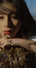 微风拂面的湖边山石地，穿着白裙的长发女生唯美忧伤艺术写真图集