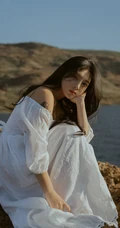 微风拂面的湖边山石地，穿着白裙的长发女生唯美忧伤艺术写真图集
