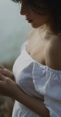 微风拂面的湖边山石地，穿着白裙的长发女生唯美忧伤艺术写真图集