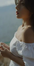 微风拂面的湖边山石地，穿着白裙的长发女生唯美忧伤艺术写真图集