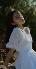 微风拂面的湖边山石地，穿着白裙的长发女生唯美忧伤艺术写真图集