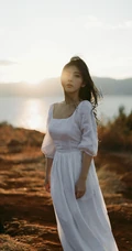微风拂面的湖边山石地，穿着白裙的长发女生唯美忧伤艺术写真图集
