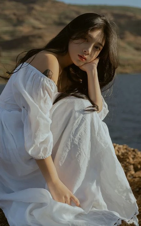 微风拂面的湖边山石地，穿着白裙的长发女生唯美忧伤艺术写真图集