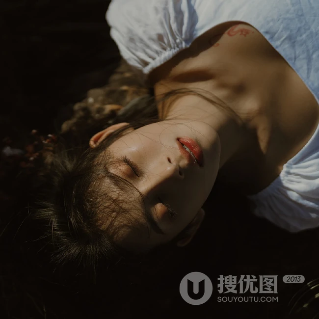 微风拂面的湖边山石地，穿着白裙的长发女生唯美忧伤艺术写真图集