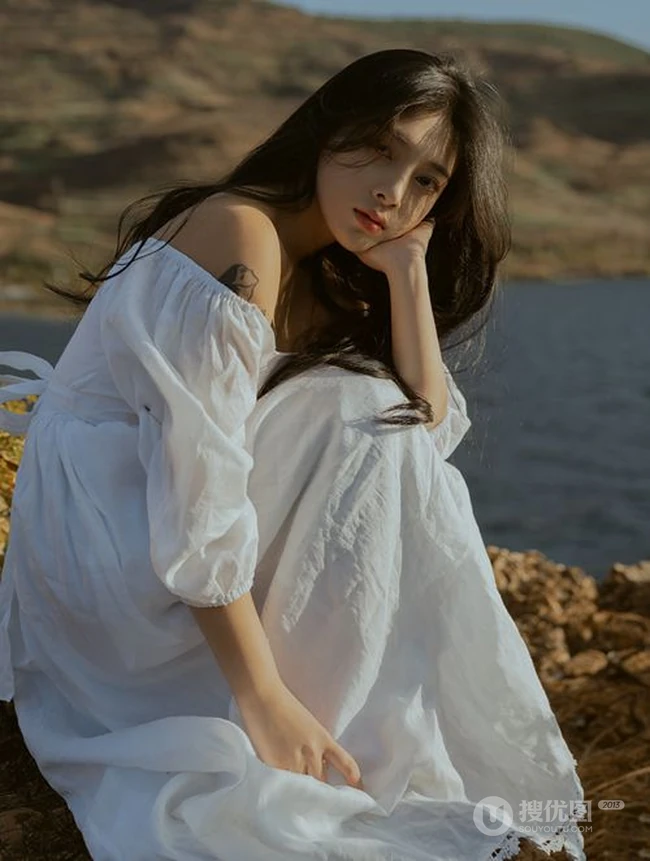 微风拂面的湖边山石地，穿着白裙的长发女生唯美忧伤艺术写真图集