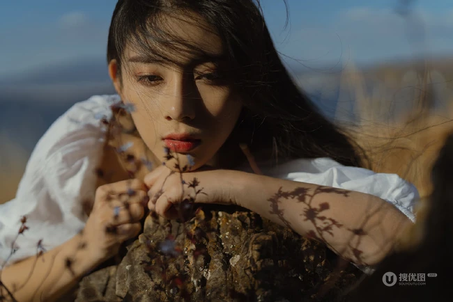 微风拂面的湖边山石地，穿着白裙的长发女生唯美忧伤艺术写真图集