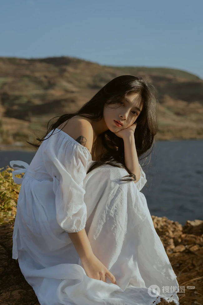 微风拂面的湖边山石地，穿着白裙的长发女生唯美忧伤艺术写真图集