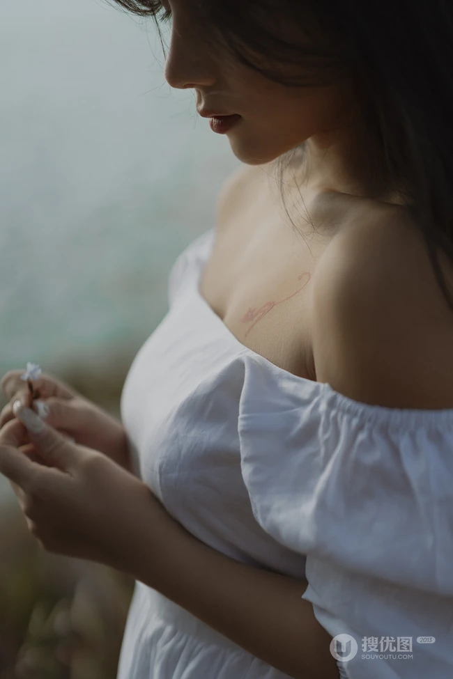 微风拂面的湖边山石地，穿着白裙的长发女生唯美忧伤艺术写真图集