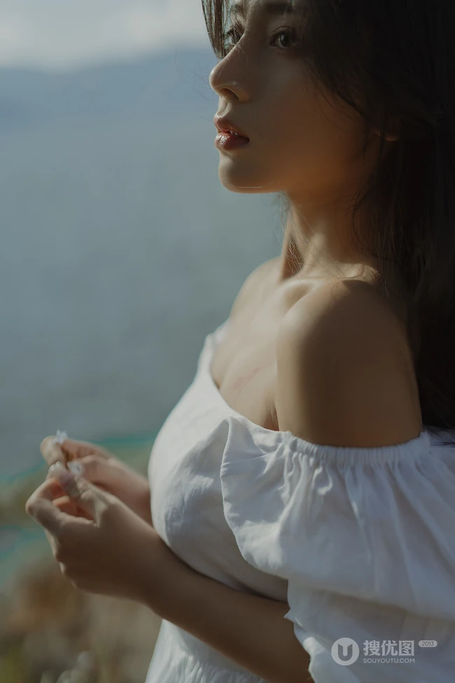 微风拂面的湖边山石地，穿着白裙的长发女生唯美忧伤艺术写真图集