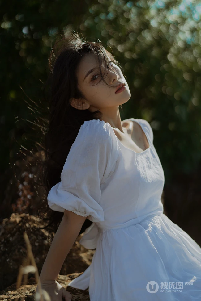 微风拂面的湖边山石地，穿着白裙的长发女生唯美忧伤艺术写真图集