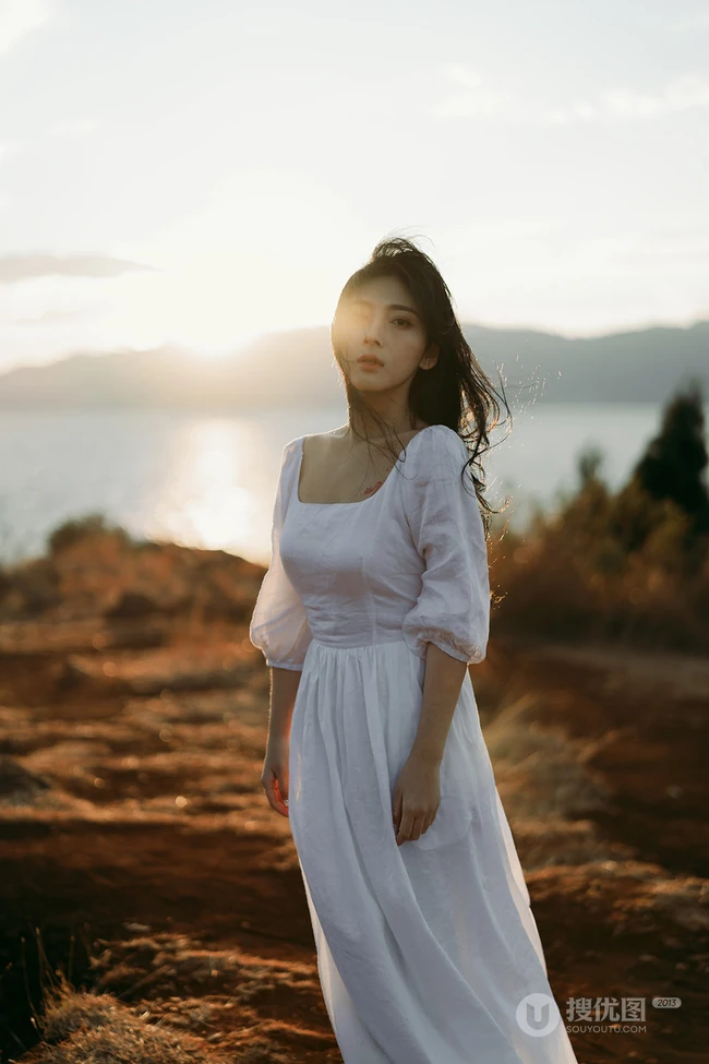 微风拂面的湖边山石地，穿着白裙的长发女生唯美忧伤艺术写真图集