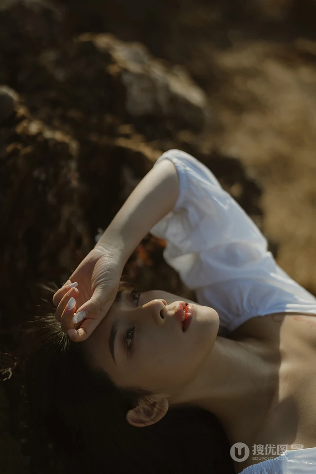微风拂面的湖边山石地，穿着白裙的长发女生唯美忧伤艺术写真图集
