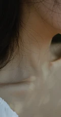 微风拂面的湖边山石地，穿着白裙的长发女生唯美忧伤艺术写真图集
