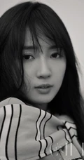 秦牛正威超美淑女装扮，长发飘飘黑白写真杂志图片