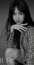秦牛正威超美淑女装扮，长发飘飘黑白写真杂志图片