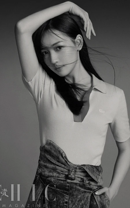 秦牛正威超美淑女装扮，长发飘飘黑白写真杂志图片