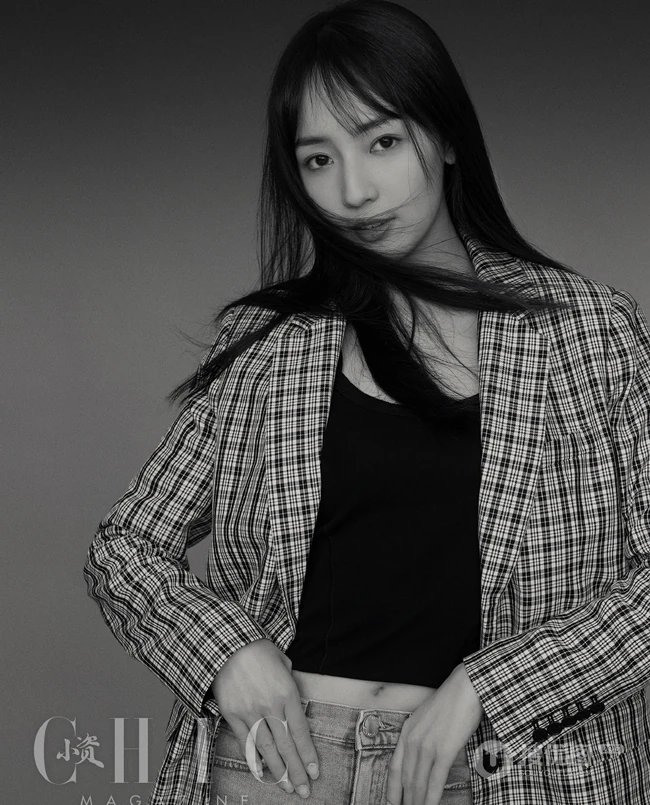秦牛正威超美淑女装扮，长发飘飘黑白写真杂志图片