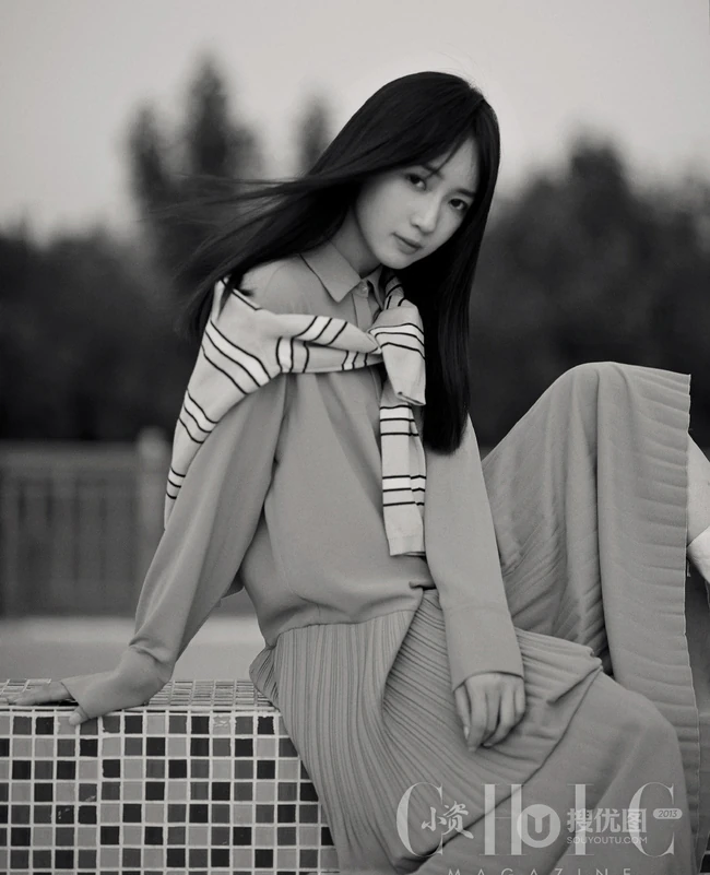 秦牛正威超美淑女装扮，长发飘飘黑白写真杂志图片