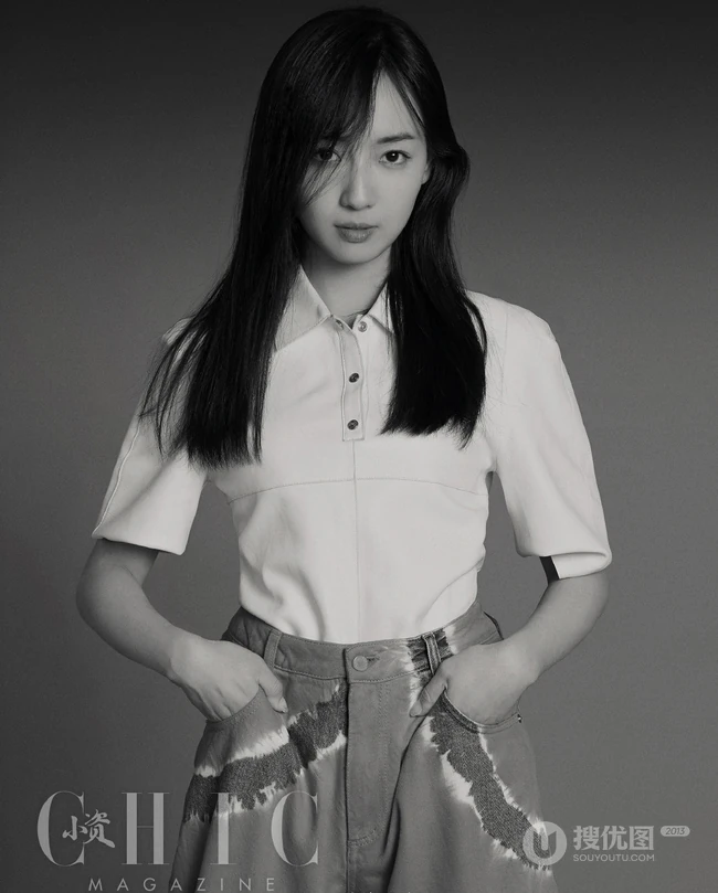 秦牛正威超美淑女装扮，长发飘飘黑白写真杂志图片