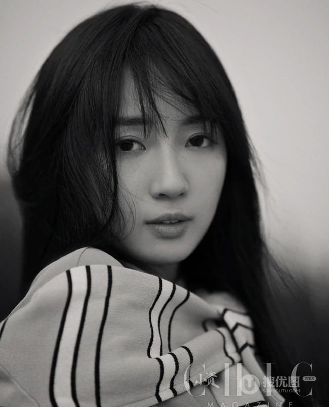 秦牛正威超美淑女装扮，长发飘飘黑白写真杂志图片