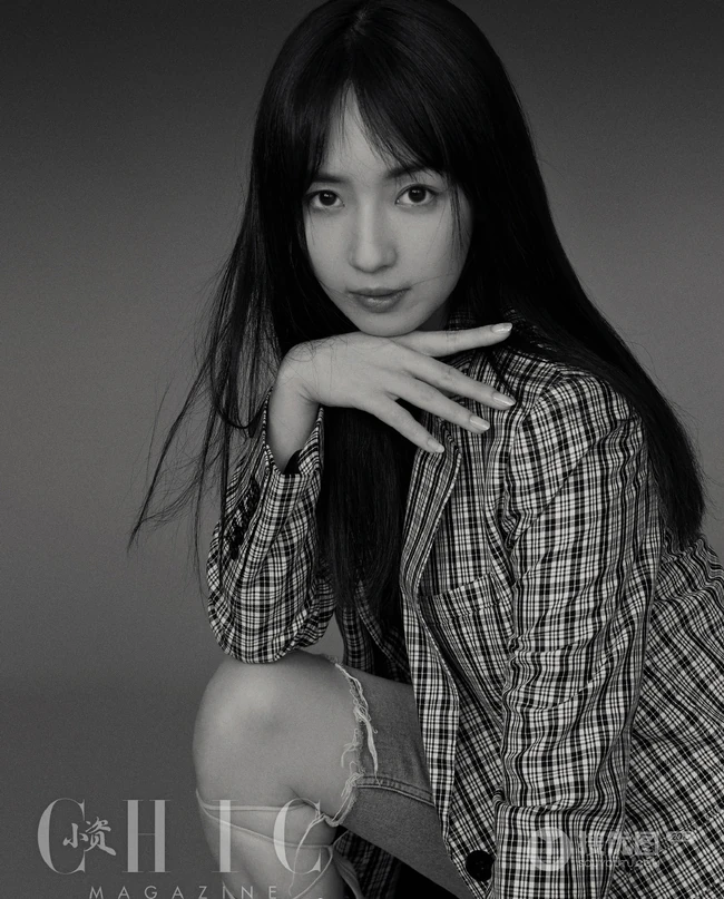 秦牛正威超美淑女装扮，长发飘飘黑白写真杂志图片