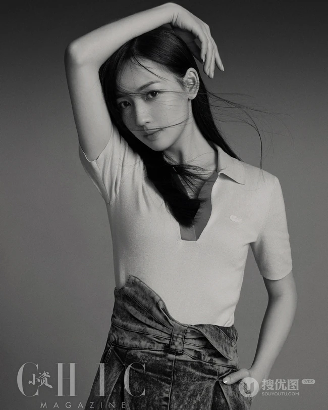 秦牛正威超美淑女装扮，长发飘飘黑白写真杂志图片