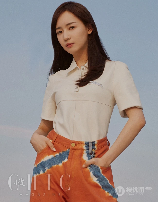秦牛正威超美淑女装扮，长发飘飘黑白写真杂志图片