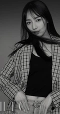 秦牛正威超美淑女装扮，长发飘飘黑白写真杂志图片