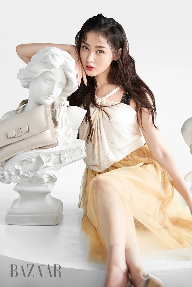 张天爱如花美照，多套气质裙装服饰诠释夏日浪漫