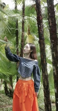 这纤细线条真不是一般的纤细，细腰蜂女生郭晓婷棕榈丛中优美写真