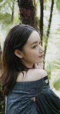 这纤细线条真不是一般的纤细，细腰蜂女生郭晓婷棕榈丛中优美写真