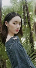 这纤细线条真不是一般的纤细，细腰蜂女生郭晓婷棕榈丛中优美写真