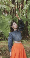 这纤细线条真不是一般的纤细，细腰蜂女生郭晓婷棕榈丛中优美写真