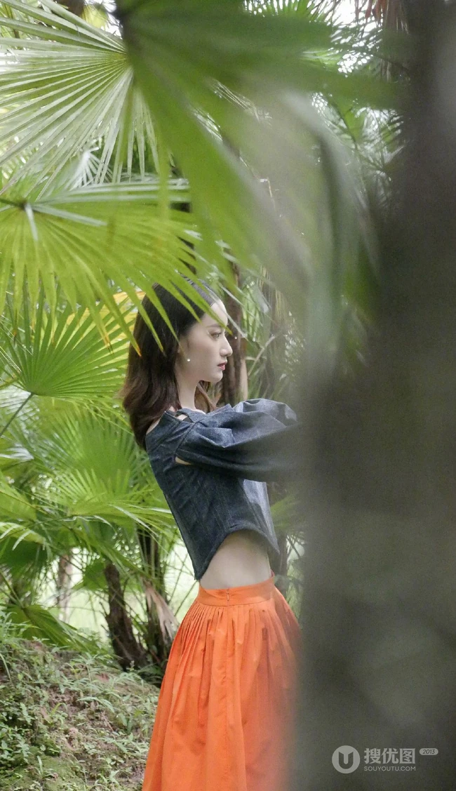 这纤细线条真不是一般的纤细，细腰蜂女生郭晓婷棕榈丛中优美写真