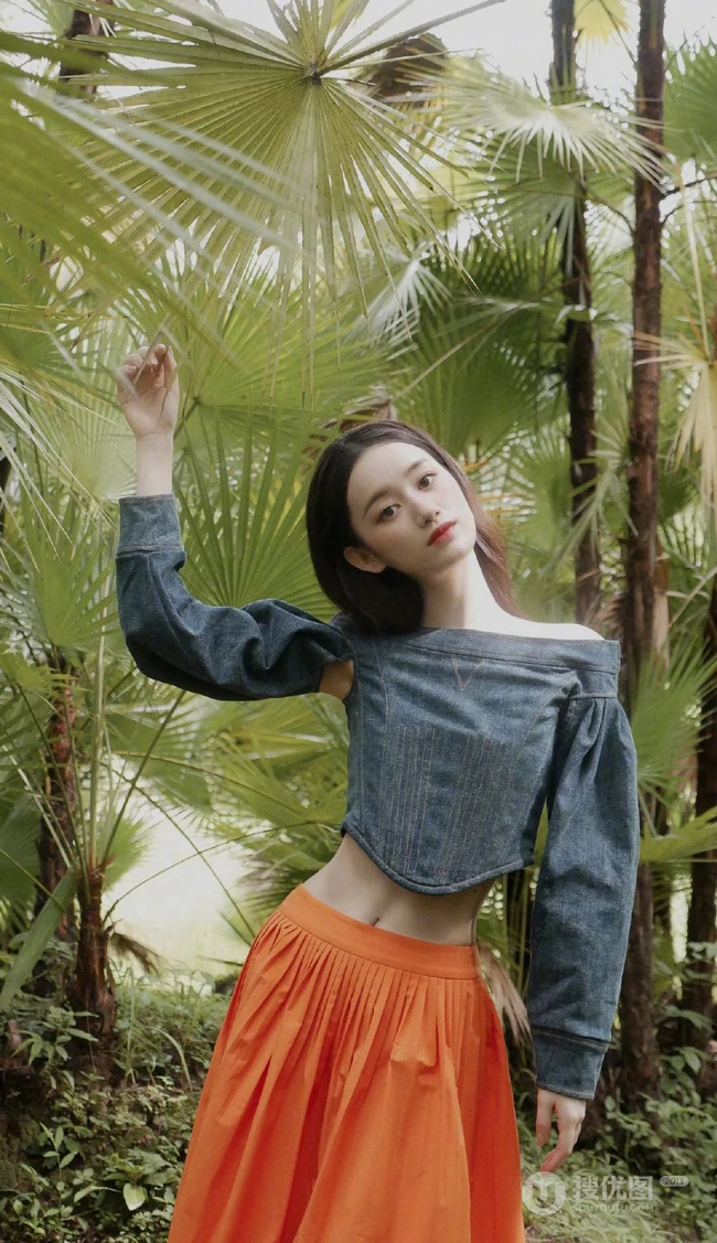 这纤细线条真不是一般的纤细，细腰蜂女生郭晓婷棕榈丛中优美写真