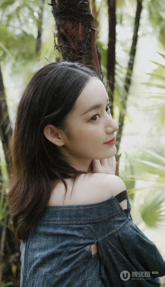 这纤细线条真不是一般的纤细，细腰蜂女生郭晓婷棕榈丛中优美写真