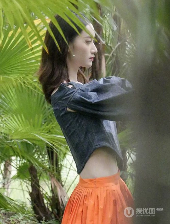 这纤细线条真不是一般的纤细，细腰蜂女生郭晓婷棕榈丛中优美写真